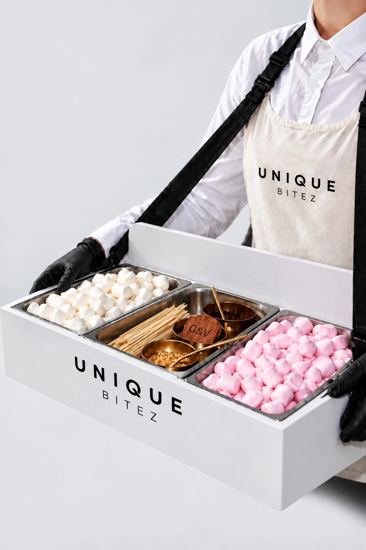 Staf Unique Bitez membawa tray marshmallow bertuliskan Unique Bitez