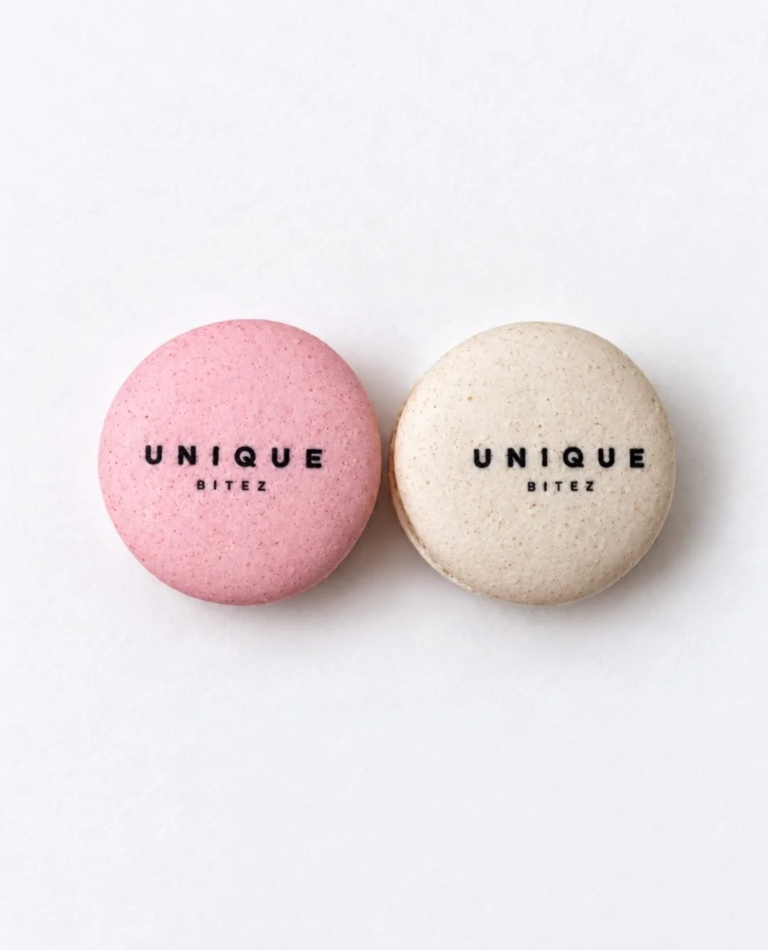 Dua macaron Unique Bitez di atas latar putih